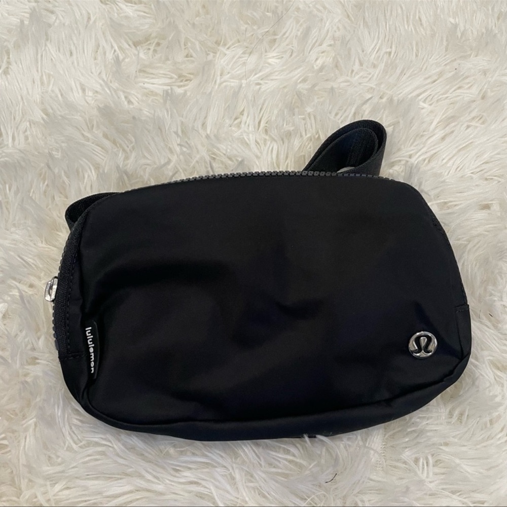 NWT LULULEMON EVERYWHERE BELT BLACK - Picture 4 of 4